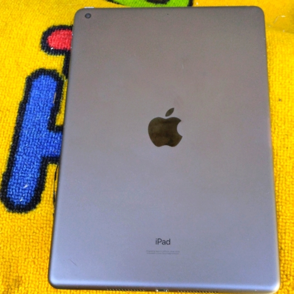8th generation 2020 a2270 apple ipad broken screen..